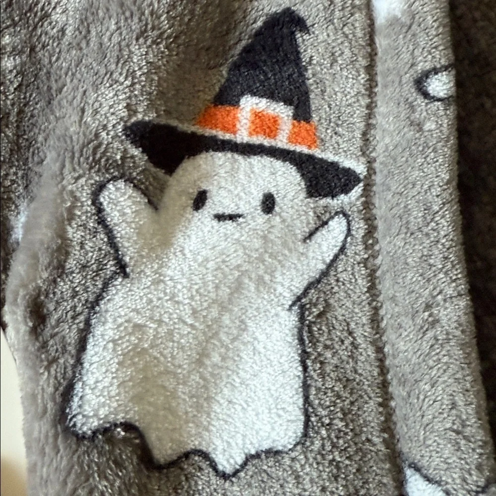 NWT Halloween Ghost Velvet  Plush Throw Blanket - Gray 50inch by 70inch‎